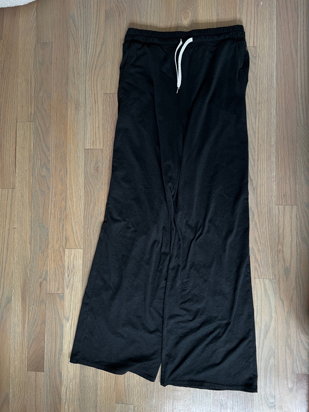 Vuori Essential Halo Wideleg Pants Short Sweatpants Black Heather Dreamknit M